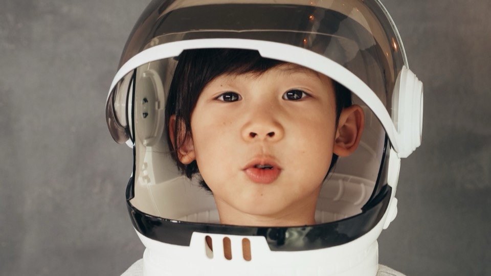 一個戴著太空頭盔的男孩