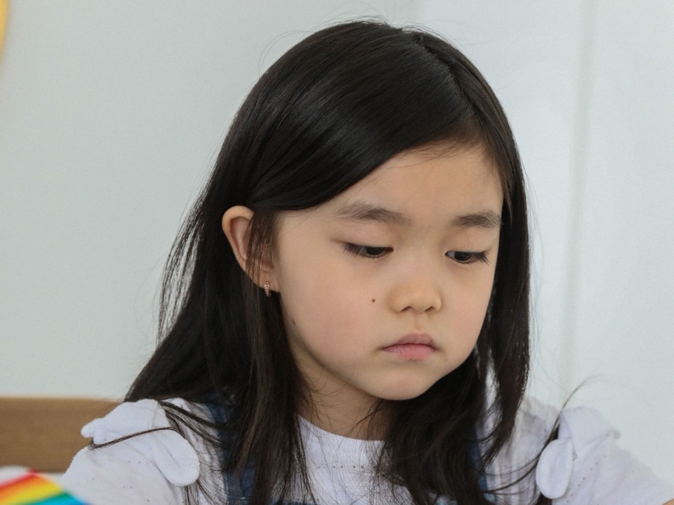 一個在書桌前專心的女孩